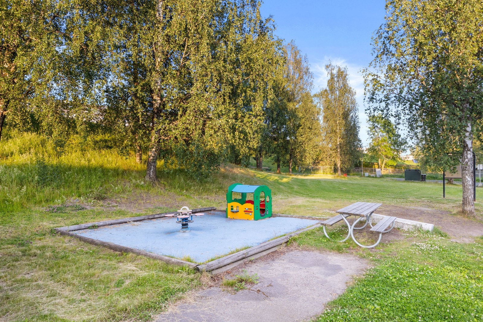 Barnevennlig nærområde med lekeplass, og frodige marker. Galleribilde