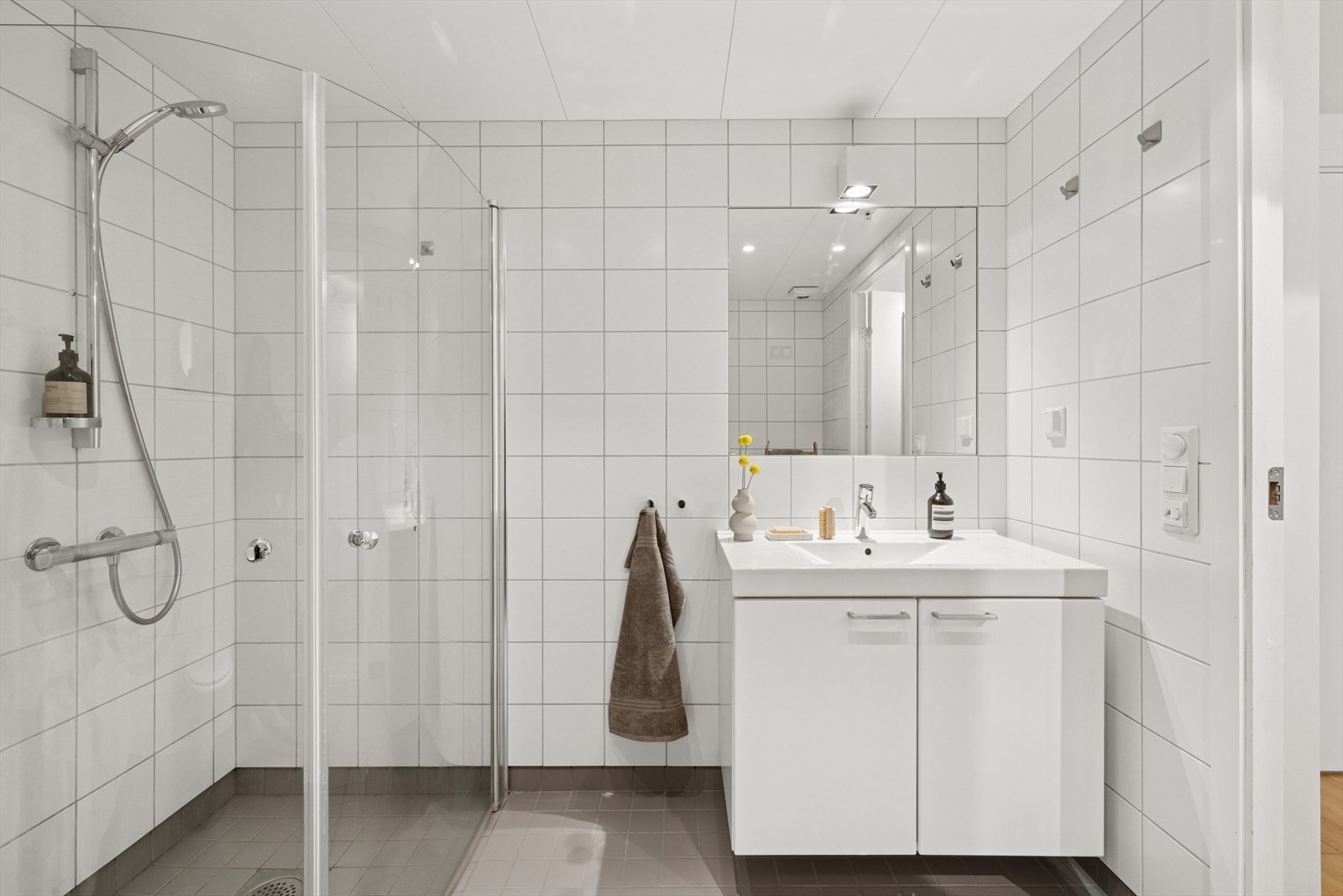 Et praktisk og komfortabelt bad med varme i gulvet og downlight i himling. Galleribilde