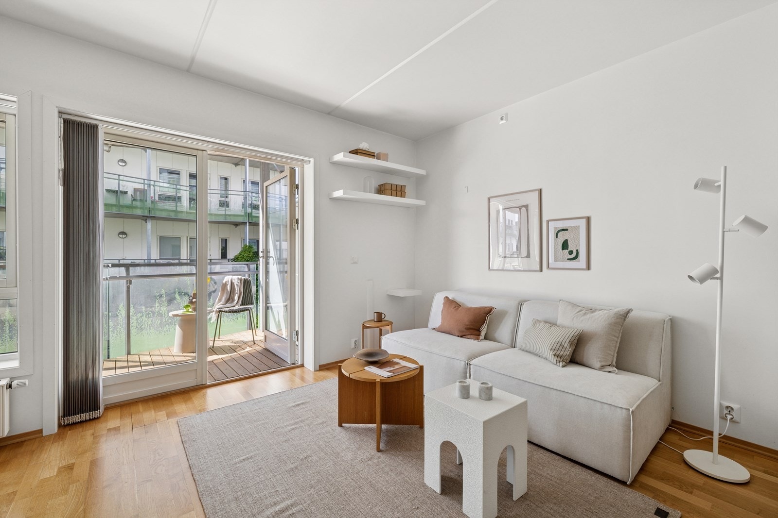 Fra stuen er det direkte utgang til balkong. Galleribilde