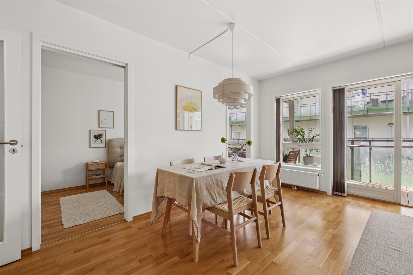 De store vinduene slipper inn rikelig dagslys og gir rommet en lys, luftig og innbydende følelse Galleribilde