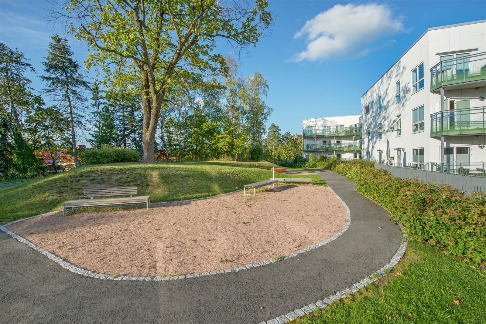 Velfungerende sameie med godt styre og hyggelig naboskap - jevnlige, frivillige dugnader bidrar til et trivelig bomiljø. Galleribilde