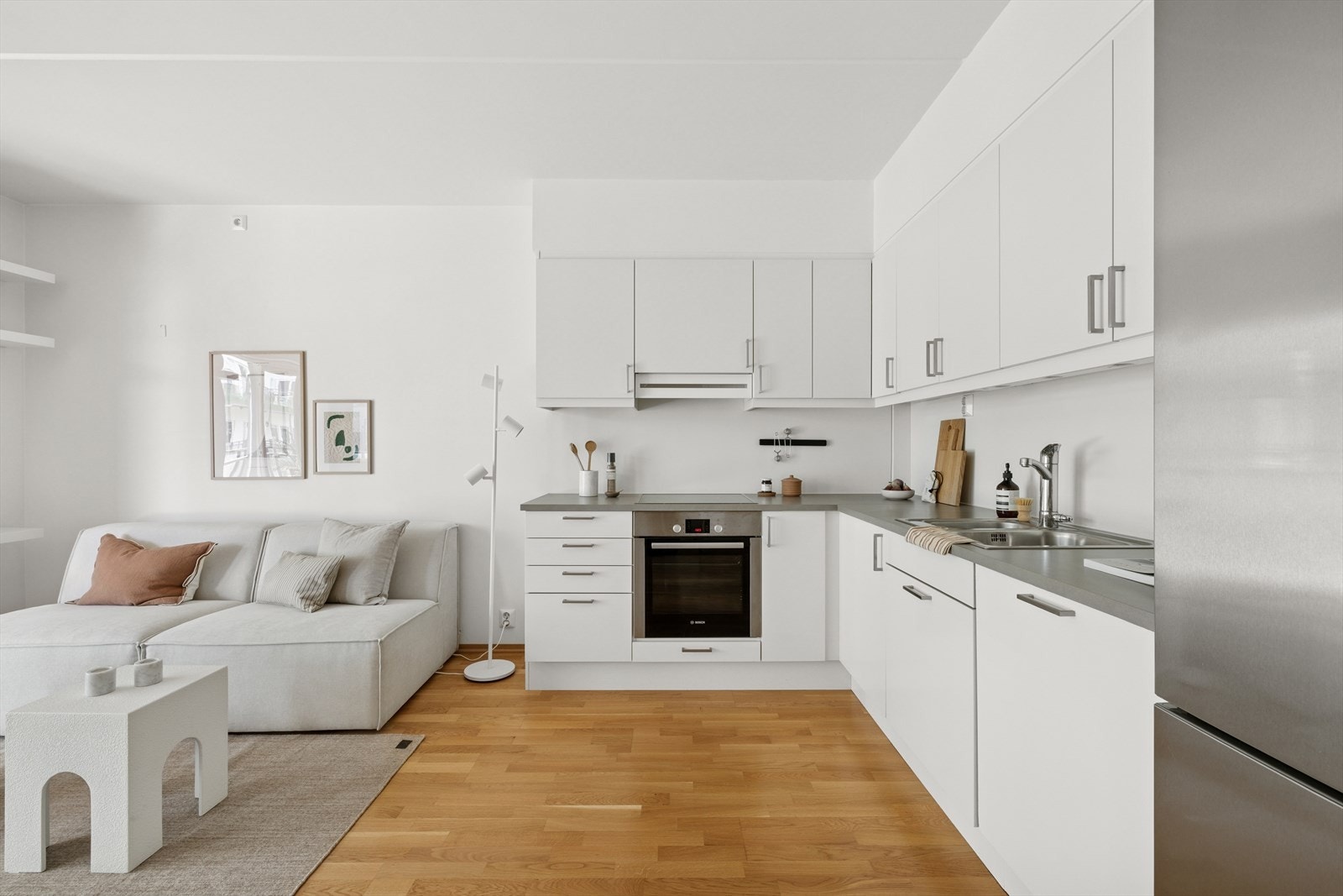 Hvite, slette fronter gir kjøkkenet et stilrent og tidløst uttrykk. Galleribilde