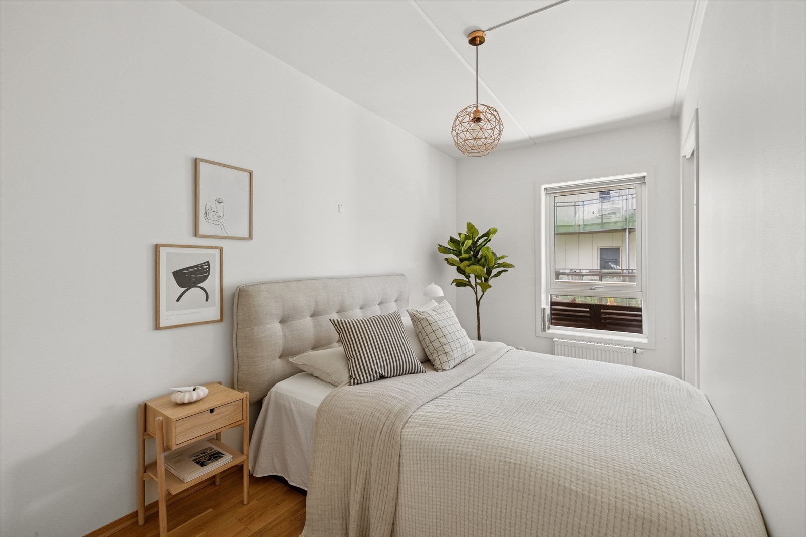 Behagelig hovedsoverom med plass til dobbeltseng og god garderobeløsning. Galleribilde