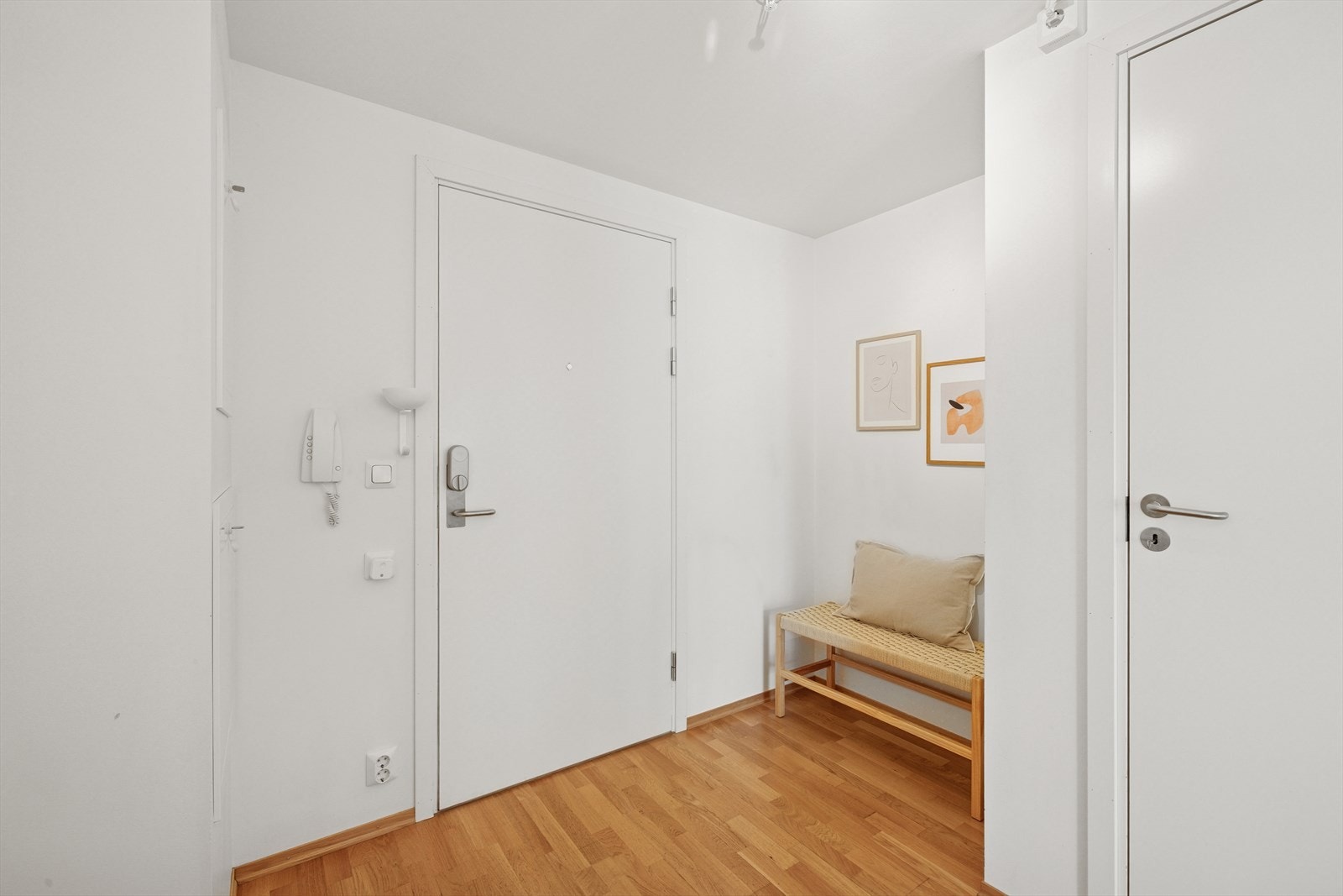 Velkommen inn - entréen gir et godt førsteinntrykk og har rikelig med oppbevaring i bod på 5 m². Galleribilde