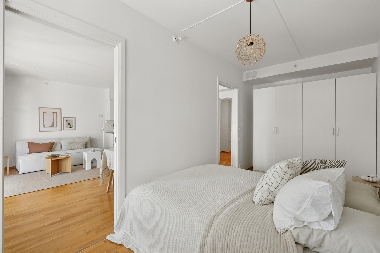 Soverom har smart løsning med adkomst fra begge sider og praktisk skyvedørsløsning. Galleribilde