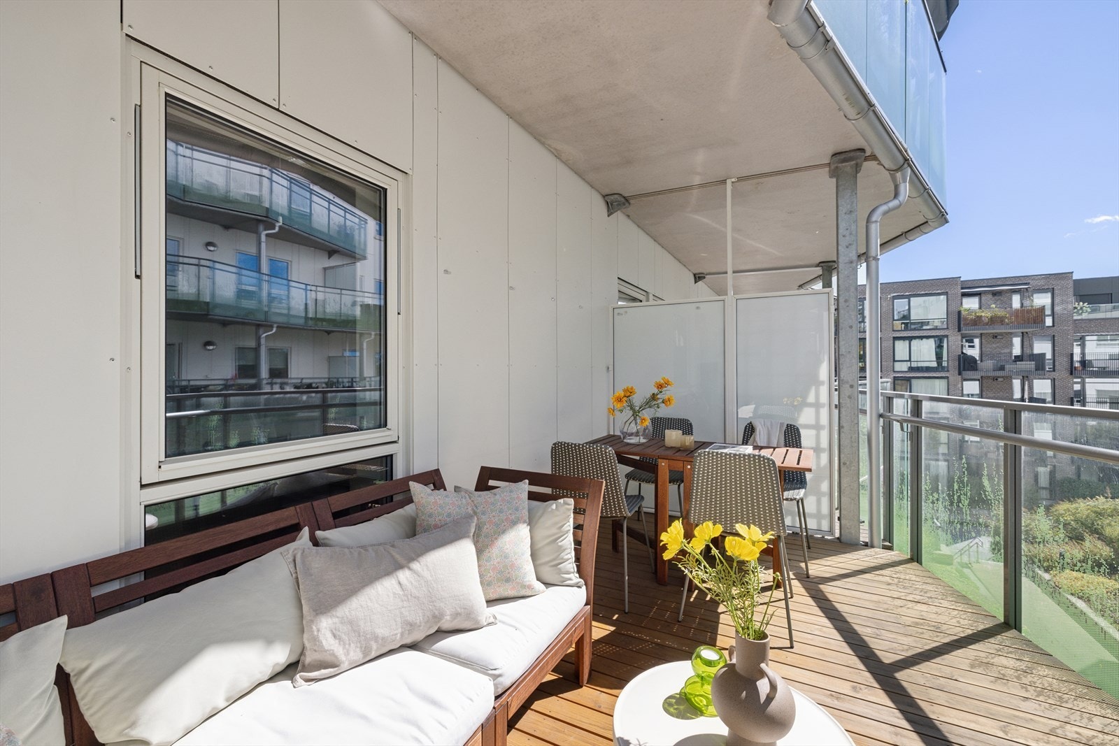 Solrik sørvestvendt balkong på hele 15 kvm gir gode solforhold. Fungerer som en naturlig forlengelse av stuen - perfekt på varme sommerdager. Galleribilde