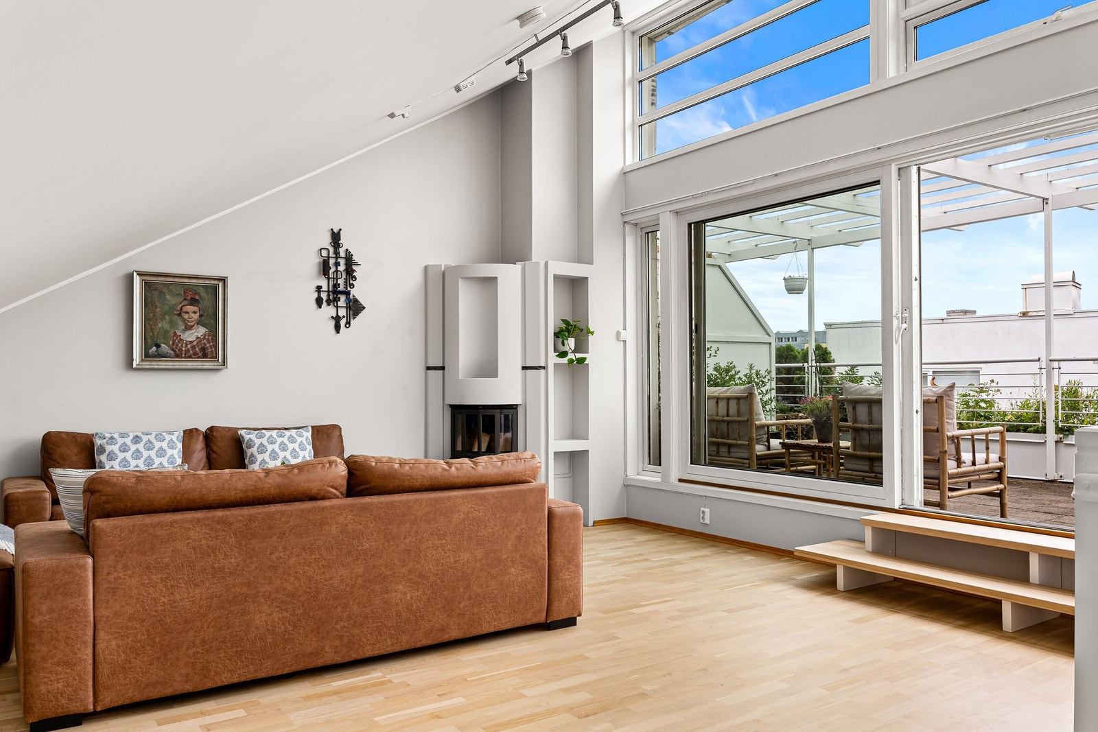 God plass til sofa, TV-benk, skjenk og mer. Galleribilde