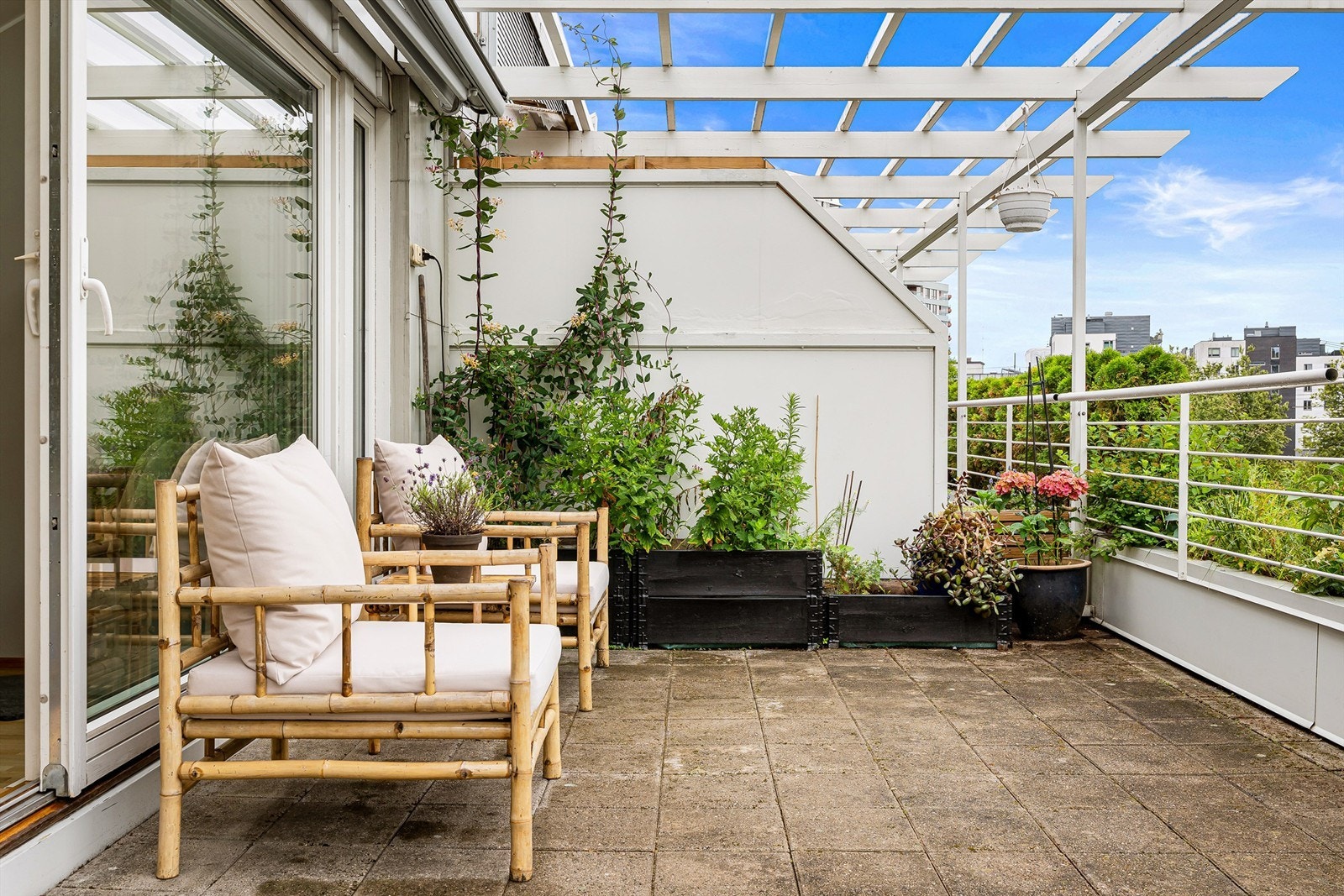 Balkongen fungerer som en forlengelse av oppholdsrommet, og er et fantastisk ekstrarom på varme sommerdager. Galleribilde