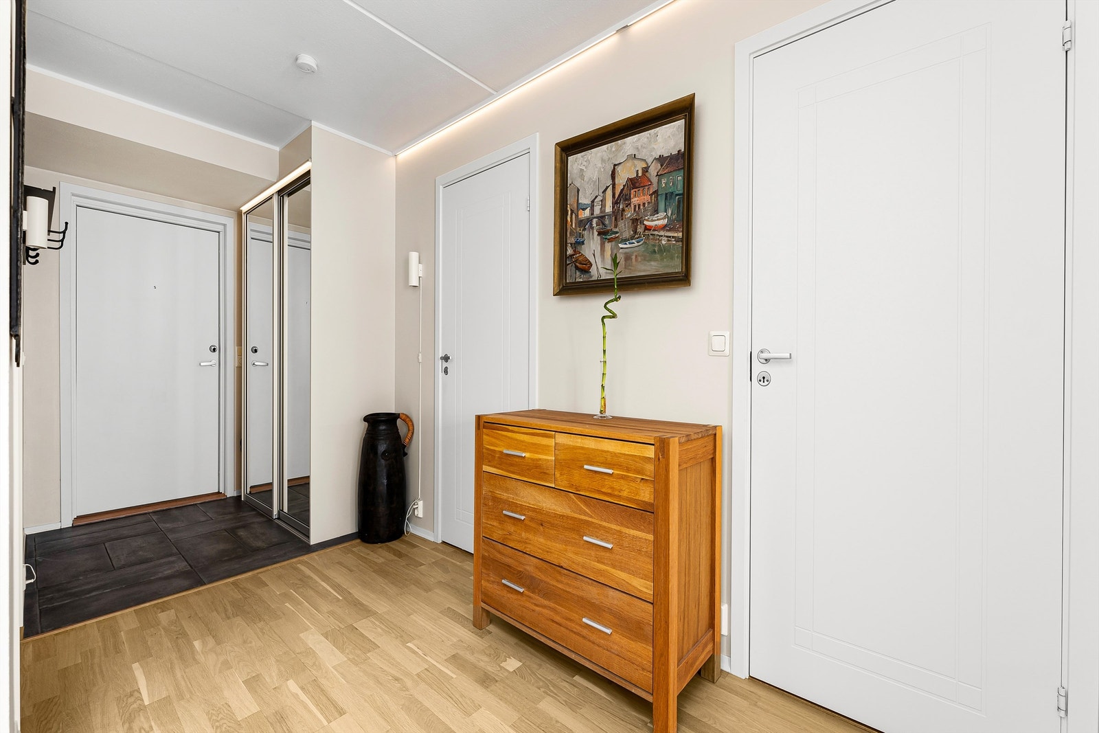 Leiligheten har en romslig entré med god plass for yttertøy og sko, samt garderobeplass. Galleribilde