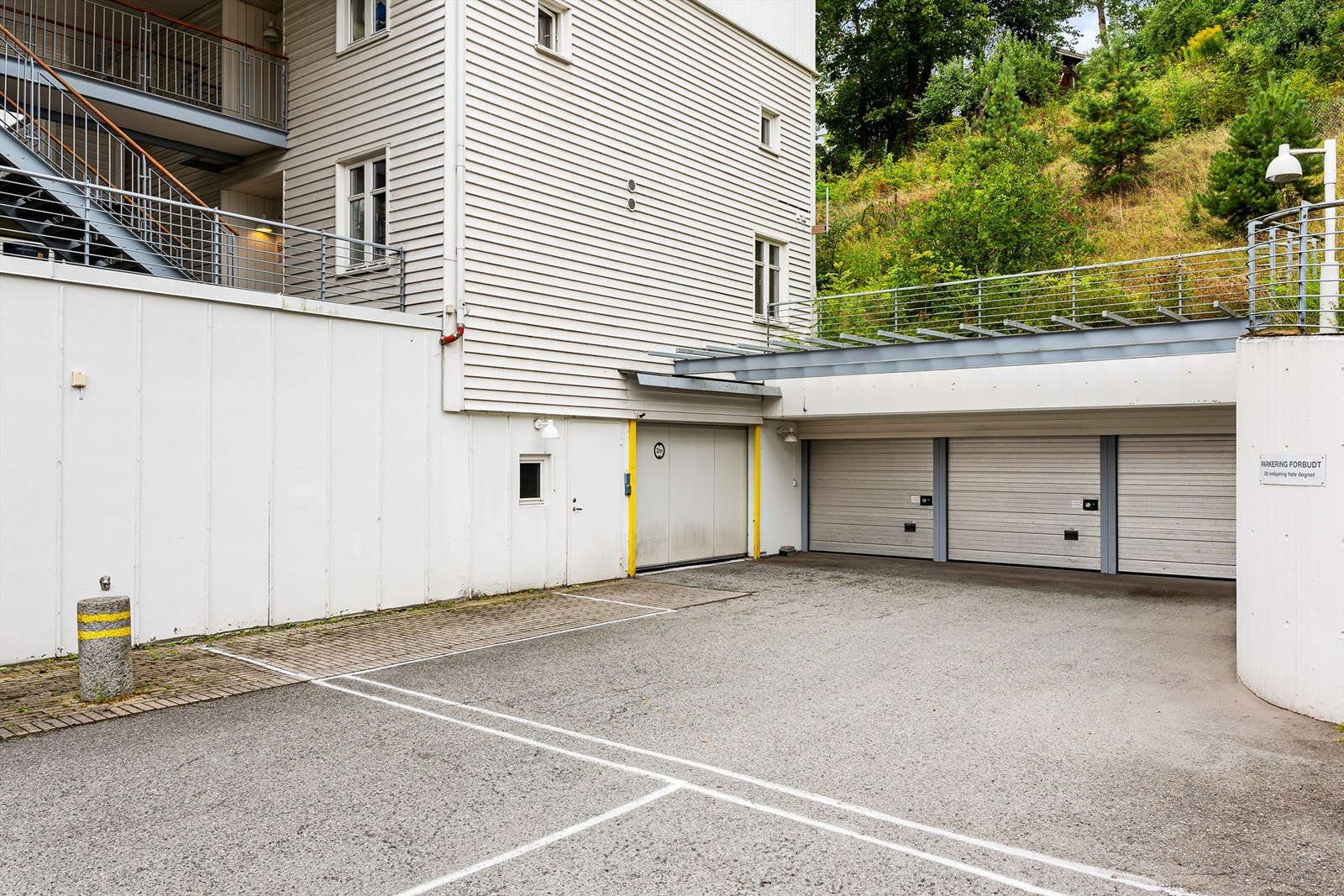Det medfølger en garasjeplass merket 37H i felles garasjeanlegg iht. seksjoneringen. Ladepunkt for elbil er montert. Galleribilde