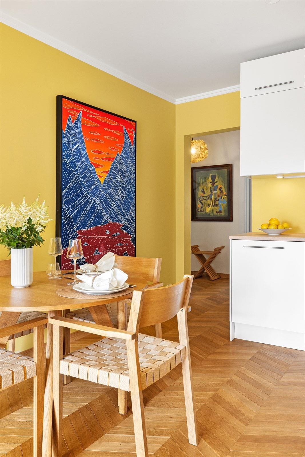 Mellom kjøkkenet og stuen er det plass til en trivelig spisegruppe - perfekt for både hverdag og selskap. Galleribilde