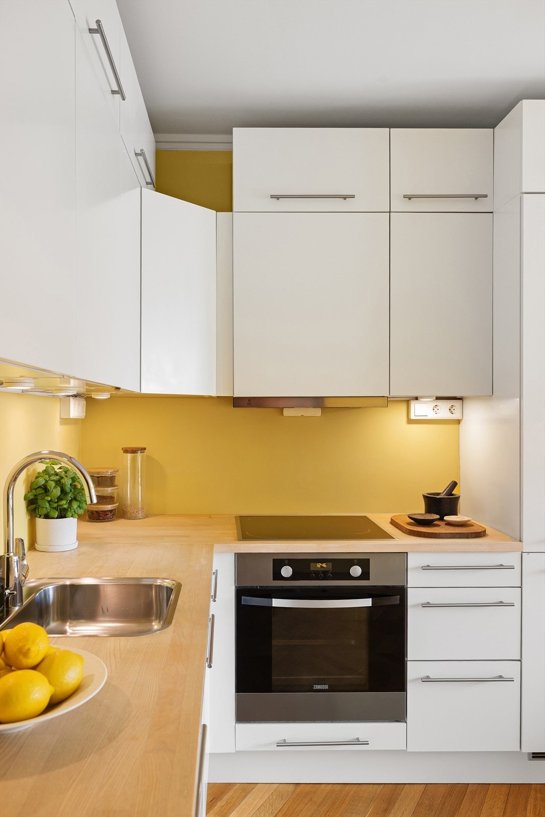 Kjøkkenet er utstyrt med flotte integrerte hvitevarer som stekeovn, platetopp, oppvaskmaskin og kjøl/frys. Galleribilde