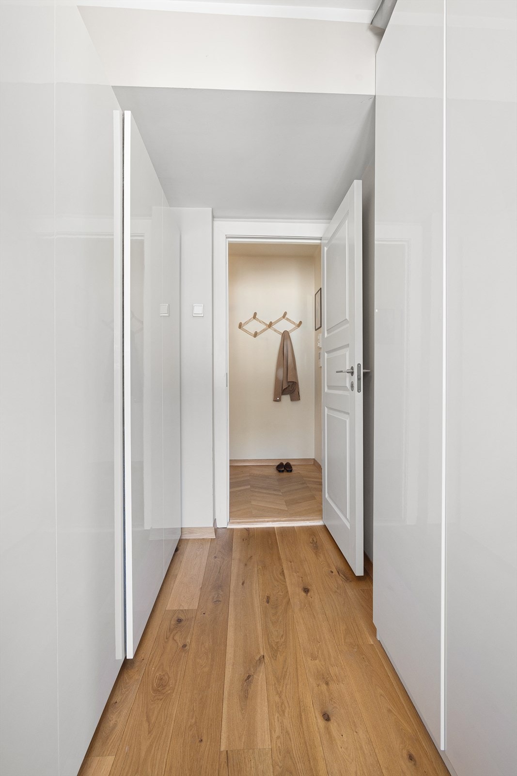 Her er det rikelig med oppbevaringsplass i garderobeskap. Galleribilde