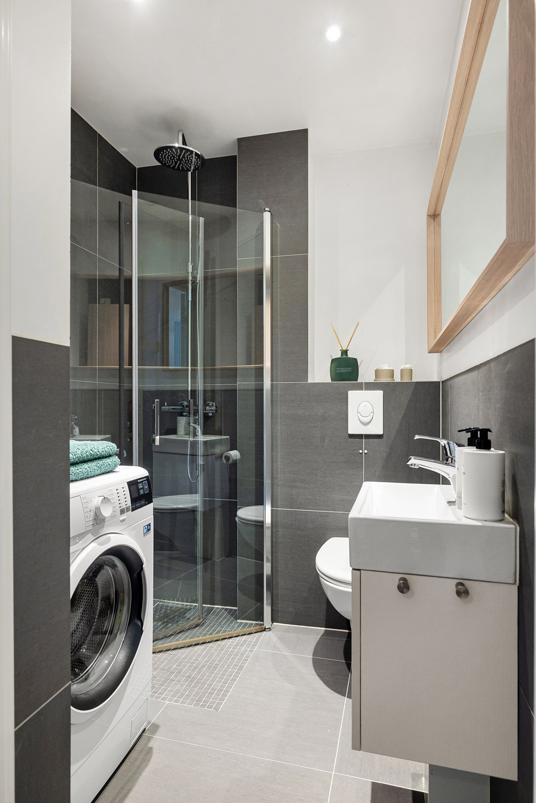 Lekkert baderom med behagelig gulvvarme og downlights. Galleribilde