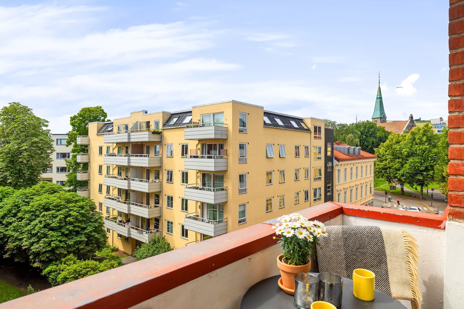 Balkongen er usjenert og har god utsikt over nabolaget og flotte, grønne omgivelser. Galleribilde