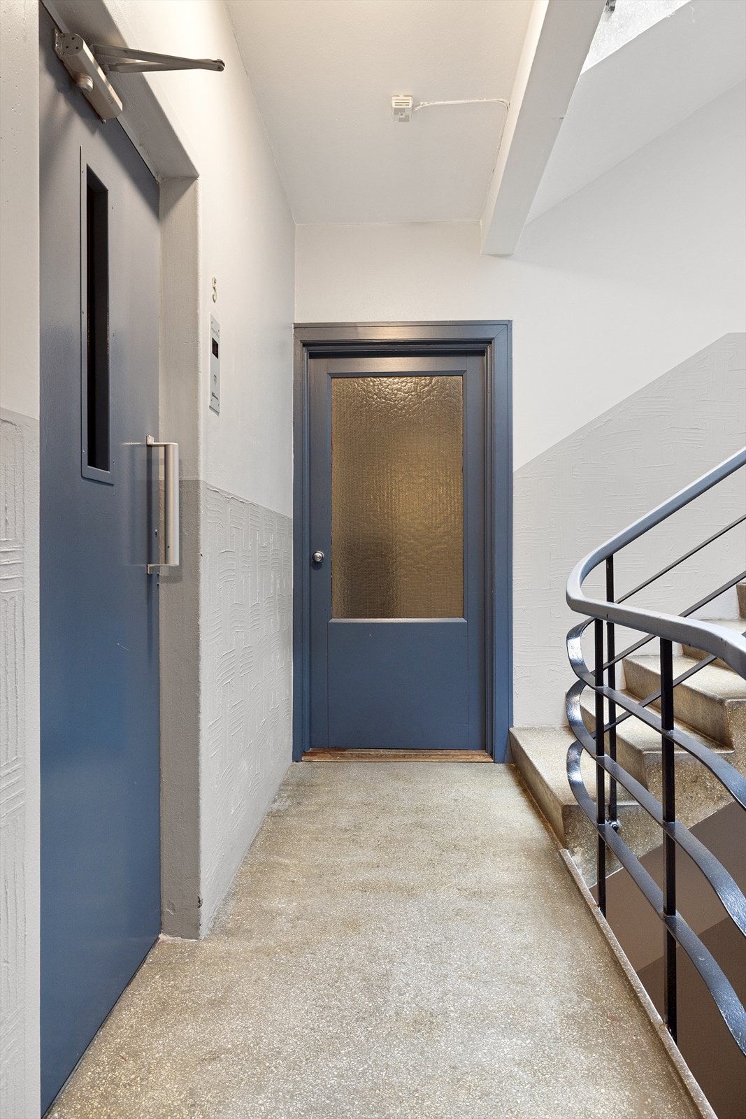 Det er heis i bygget som tar deg enkelt opp til leiligheten. Bygget har også eget trappeløp med branntrapp. Galleribilde