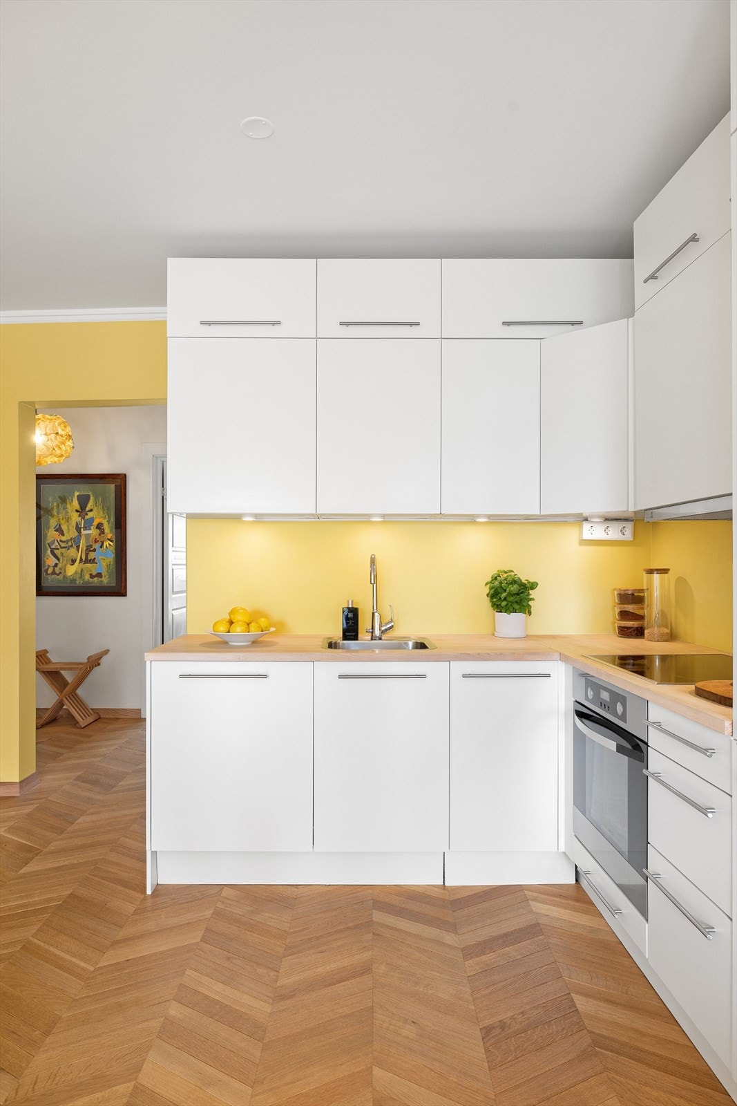 Pent kjøkken med takhøy innredning og en god kombinasjon av skap- og benkeplass, noe som sørger for maksimal arealutnyttelse. Galleribilde