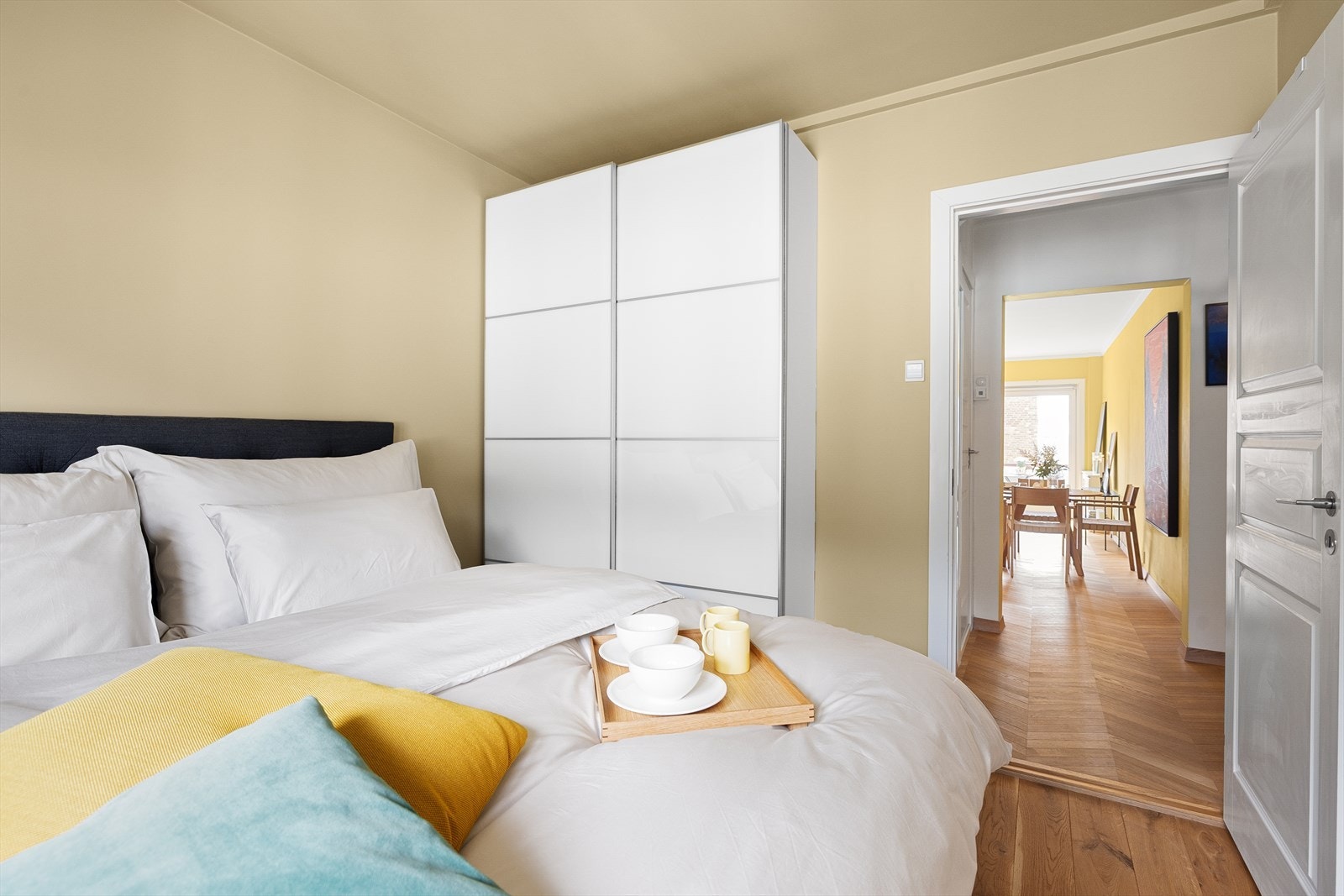 Her er det godt med plass til oppbevaring i en nøytral og smart garderobeløsning. Galleribilde