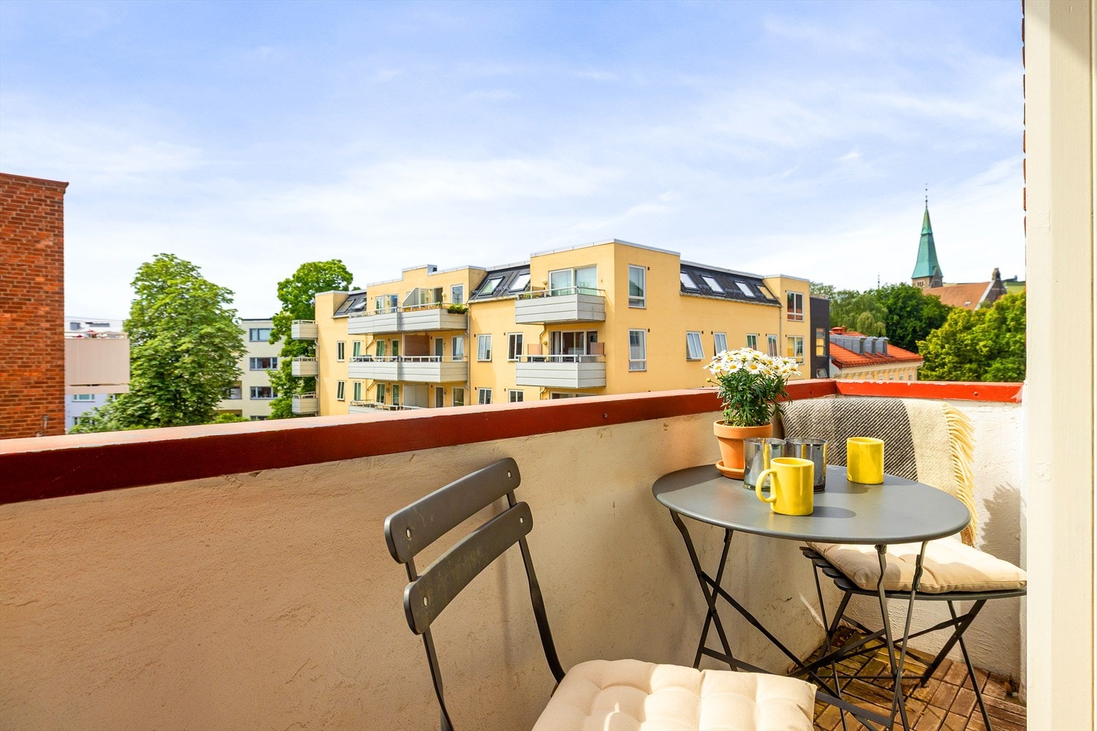 På balkongen er det god plass til et lite sett med utemøbler etter eget ønske og behov. Galleribilde