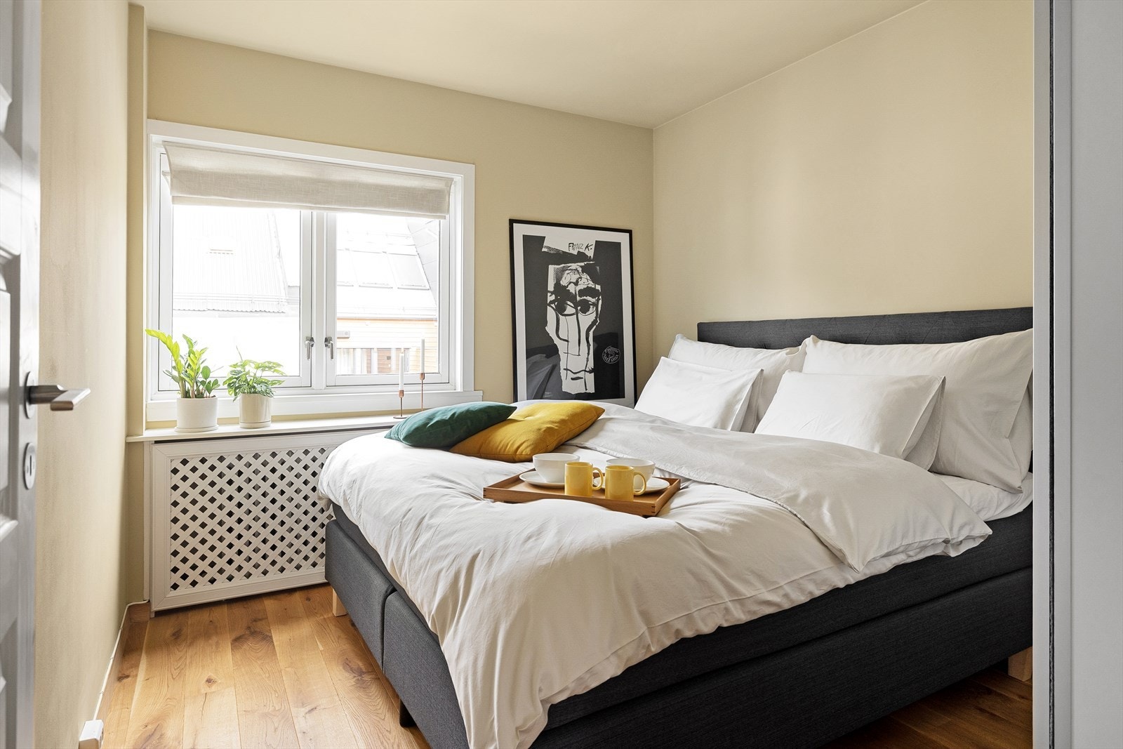 Hovedsoverommet er romslig, med praktisk garderobeløsning og god plass til stor dobbeltseng og tilhørende møblement. Galleribilde