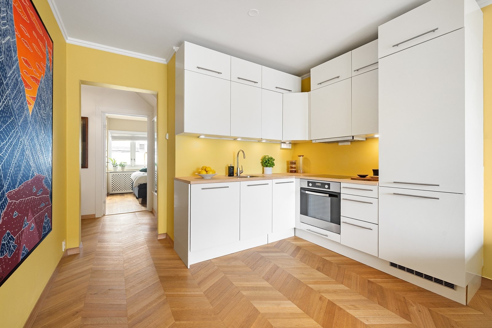 Kjøkkenet ligger i åpen løsning mot stuen, noe som gir en god romfølelse og effektiv romutnyttelse. Galleribilde