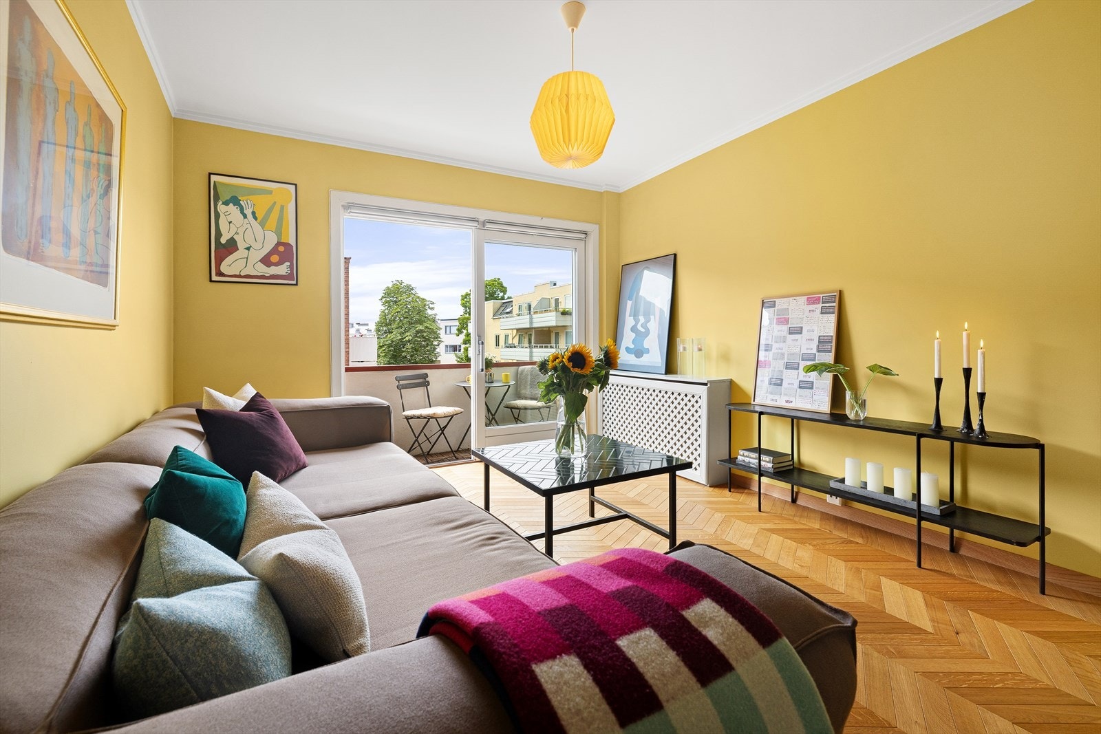 Leiligheten byr på en åpen og innbydende stue med god plass til en hyggelig sofagruppe og tilhørende TV-løsning. Galleribilde