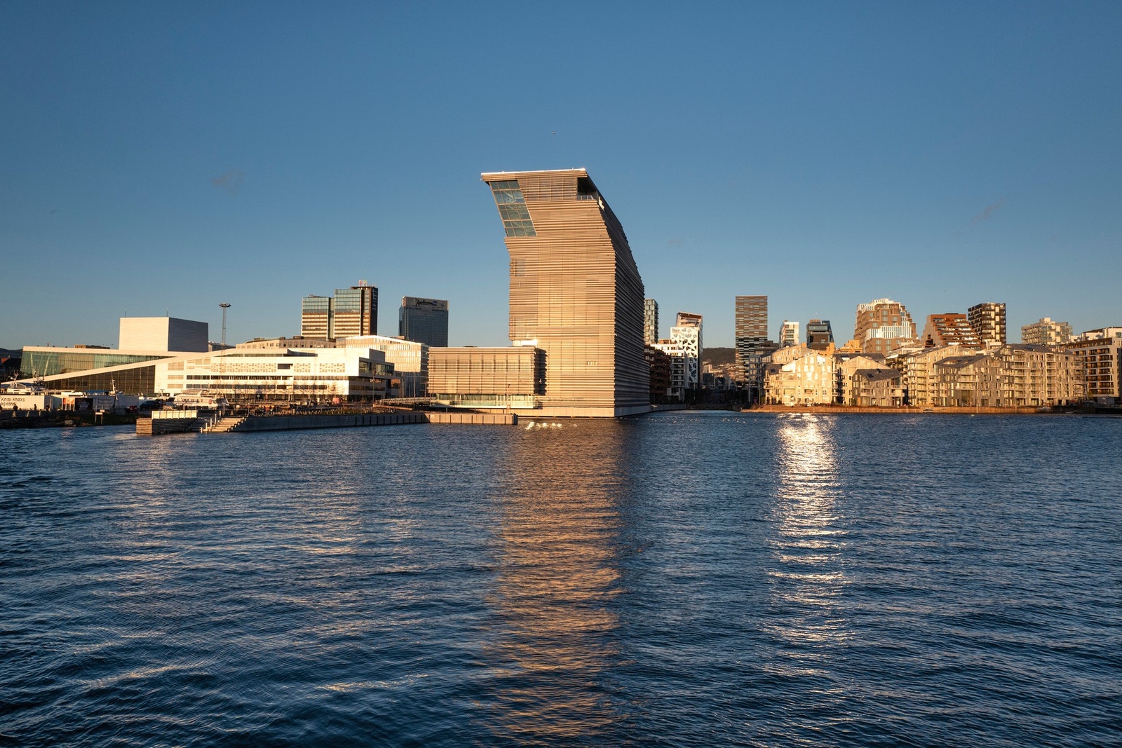 Fra leiligheten når du Sørenga og Bjørvika på ca.6 minutter med buss eller sykkel, og på ca.25 minutter ved å gå. Galleribilde