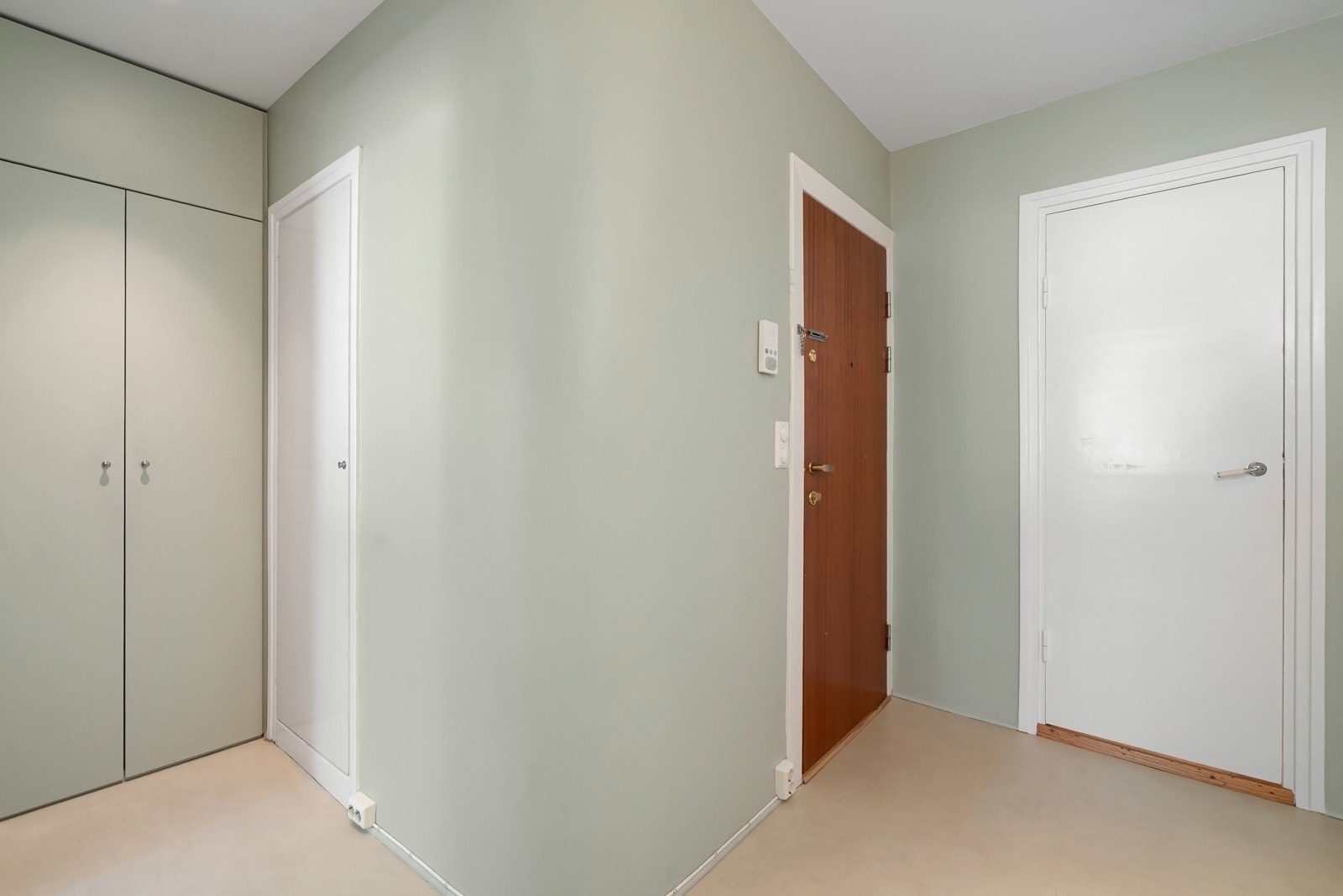 God plass i skap og kott i gangen. Galleribilde