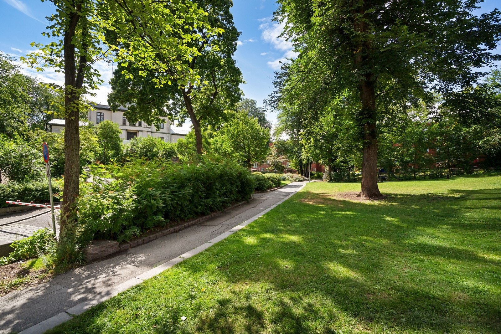 Velkommen til vakre Observatorie Terrasse. Kjenner du ikke området? Gå en tur på disse veiene. Galleribilde