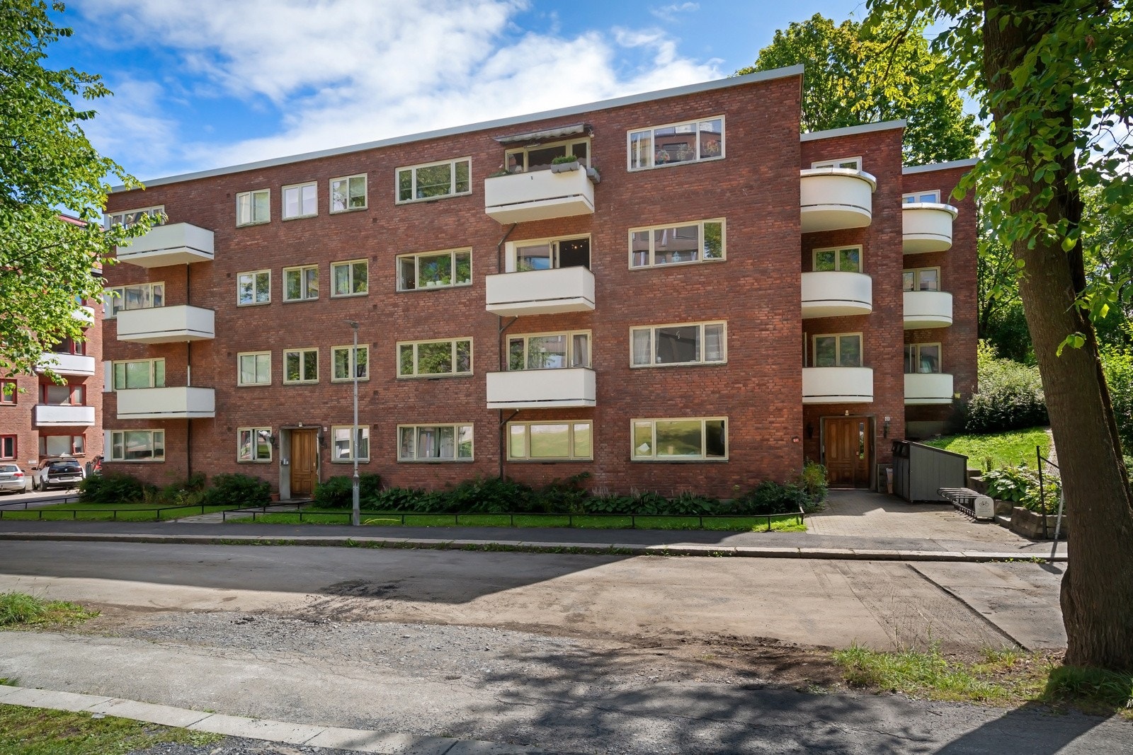 Inngangsparti. Blindgate uten gejnnomgangstrafikk. Stille. Galleribilde