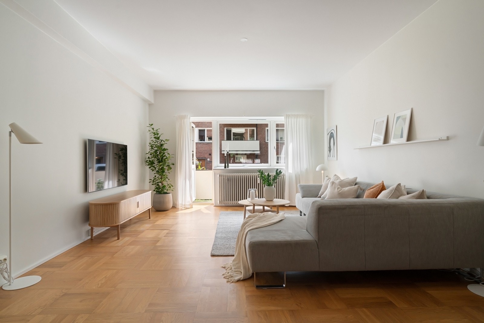 God plass til stor sofa for hele familien, og likevel er det masse igjen av stuen ved peisen. Galleribilde