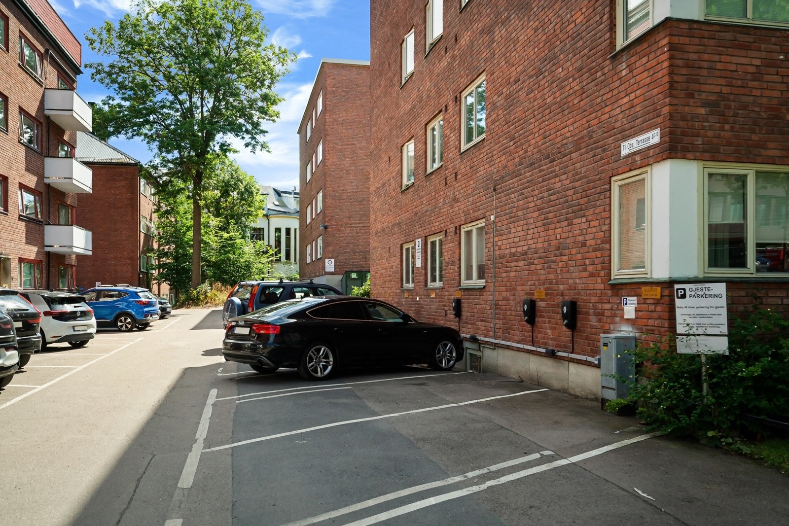 Det er 8 faste plasser (til leie) og en gjesteplass. Se eget avsnitt. Galleribilde