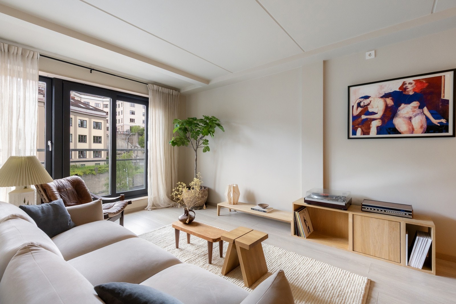 Det er god plass til en sofagruppe, stuebord og spisestue Galleribilde