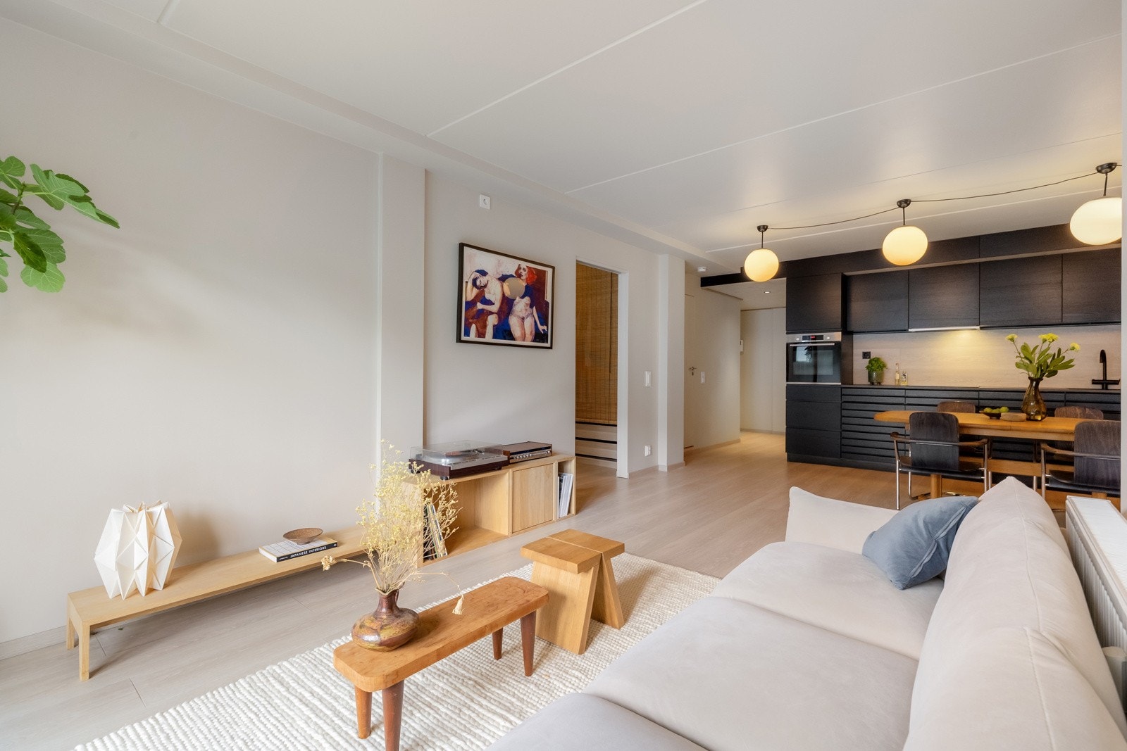 Stuen har en åpen løsning mot kjøkkenet, noe som gir et stort og luftig oppholdsrom Galleribilde