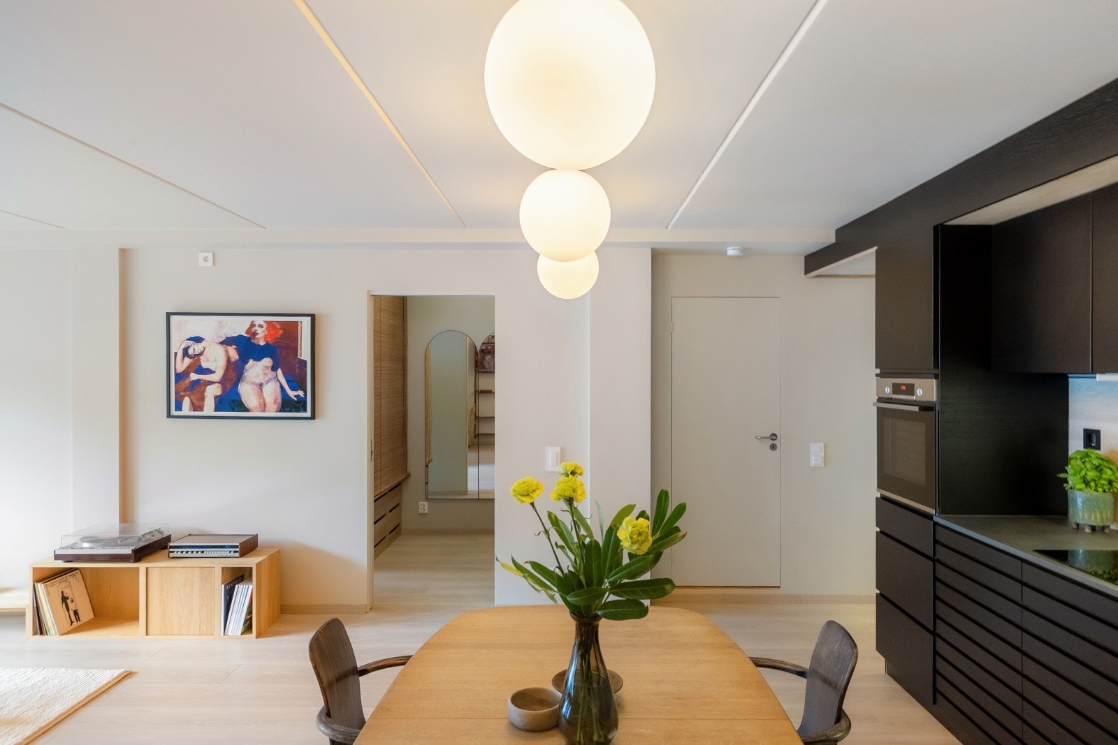 Kjøkkenet er godt utstyrt med integrerte hvitevarer som komfyr, oppvaskmaskin, kjøleskap/fryser og avtrekkshette Galleribilde