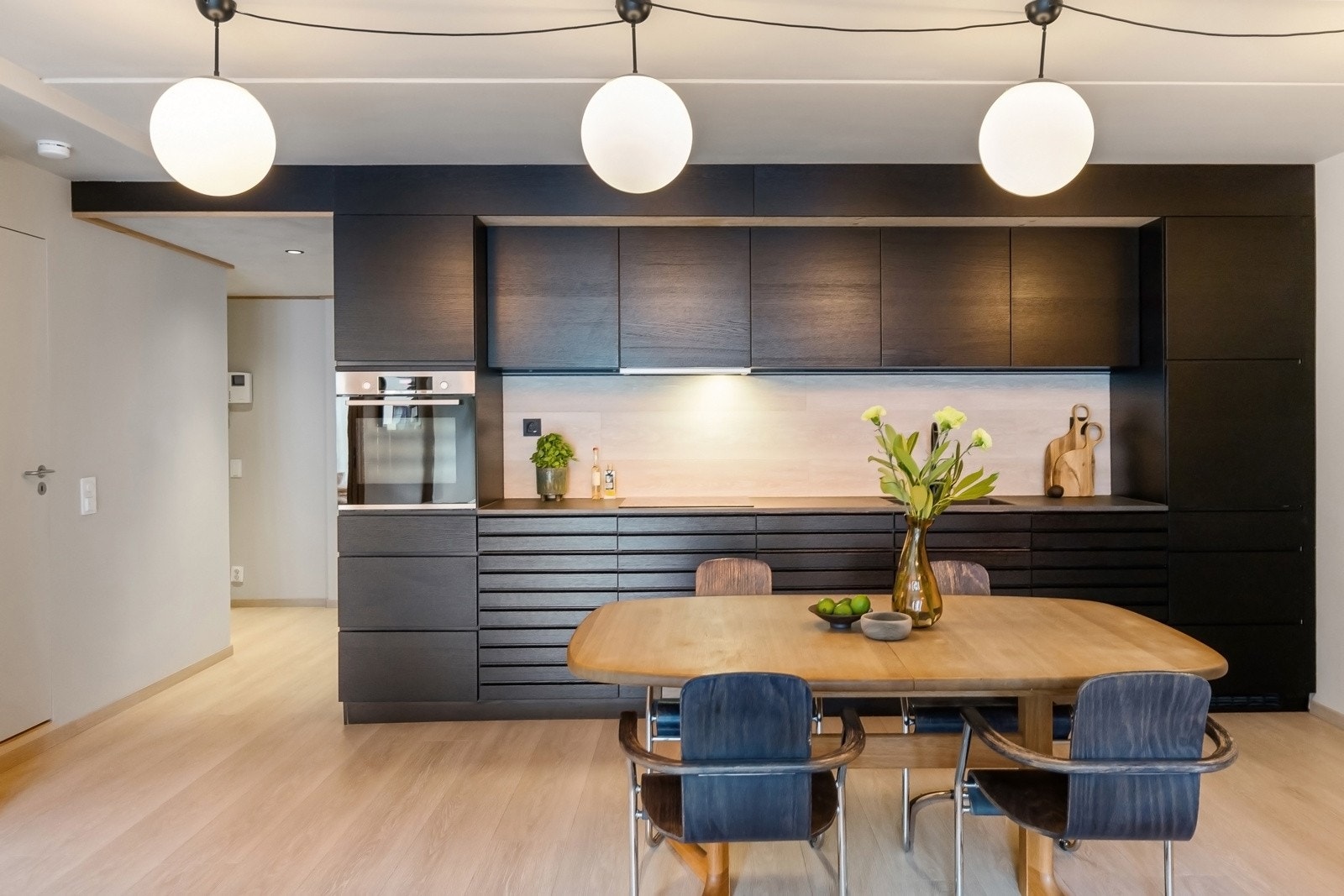 Åpen løsning mot stue/spiseplass gir en sosial sone med god oversikt Galleribilde