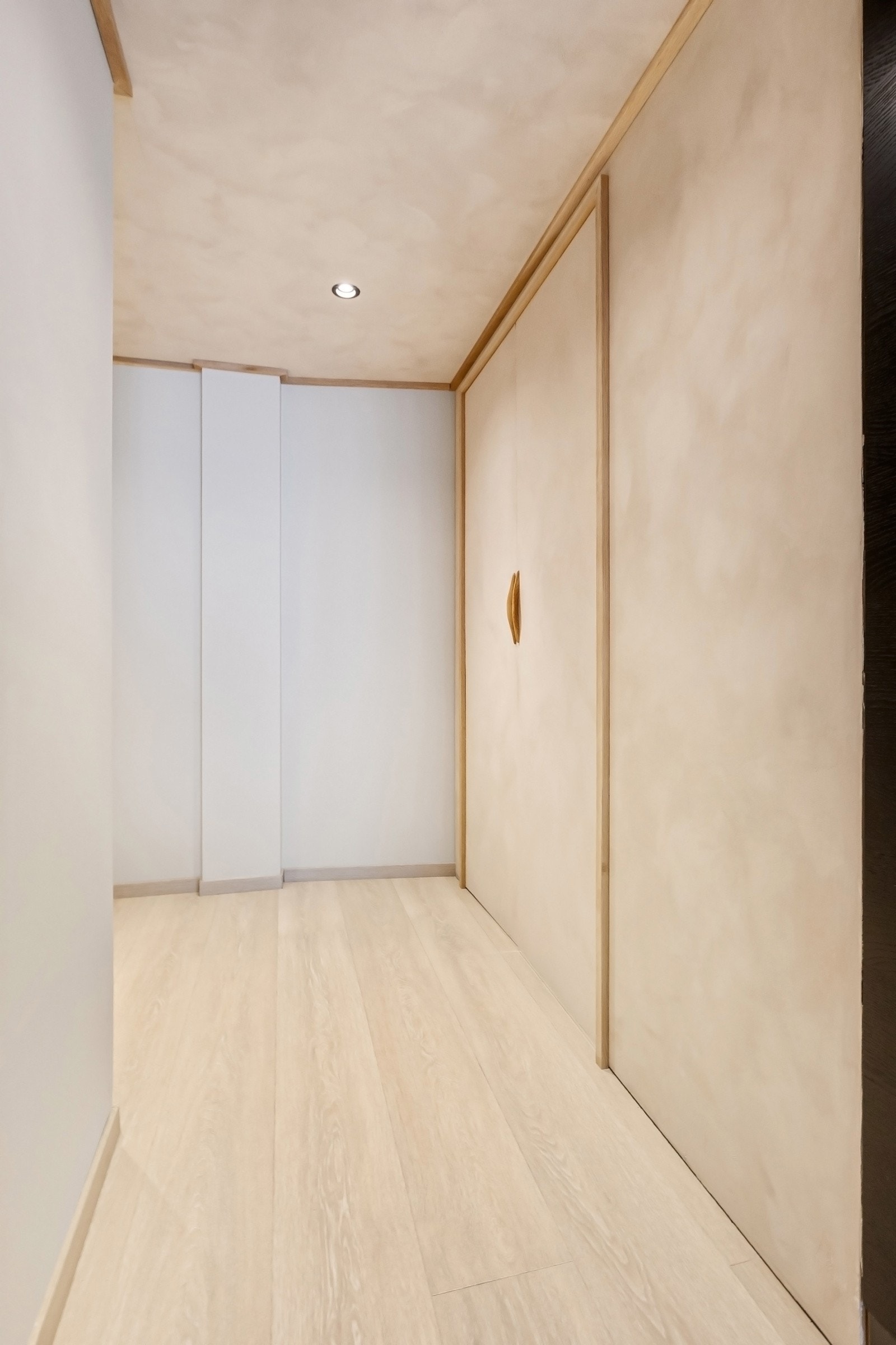 Gang med downlights i himling og moderne fargevalg på veggene Galleribilde