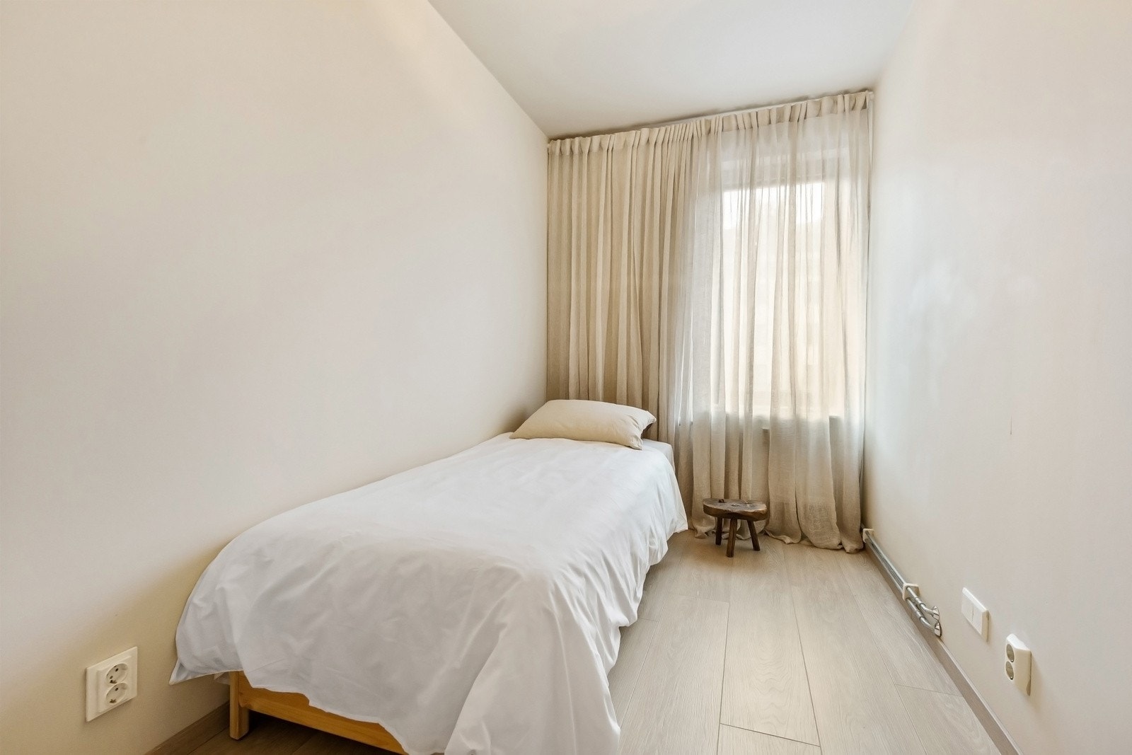 Soverom 2 har god plass til tilsvarende møblement og egner seg godt som soverom, gjesterom eller hjemmekontor Galleribilde