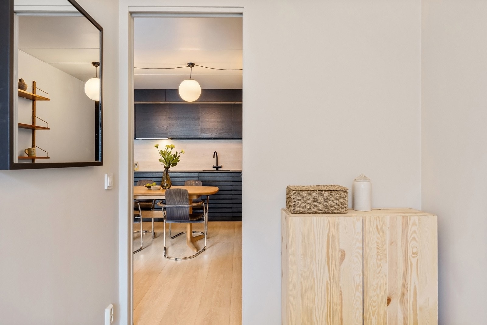 Utgang via plassbebygd skyvedør Galleribilde