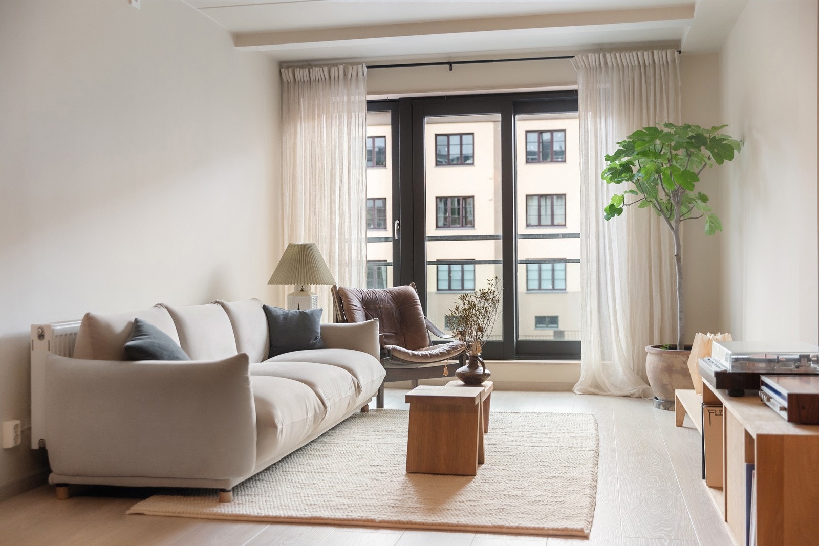 Stuen i leiligheten er romslig med god takhøyde og pene parkettgulv Galleribilde