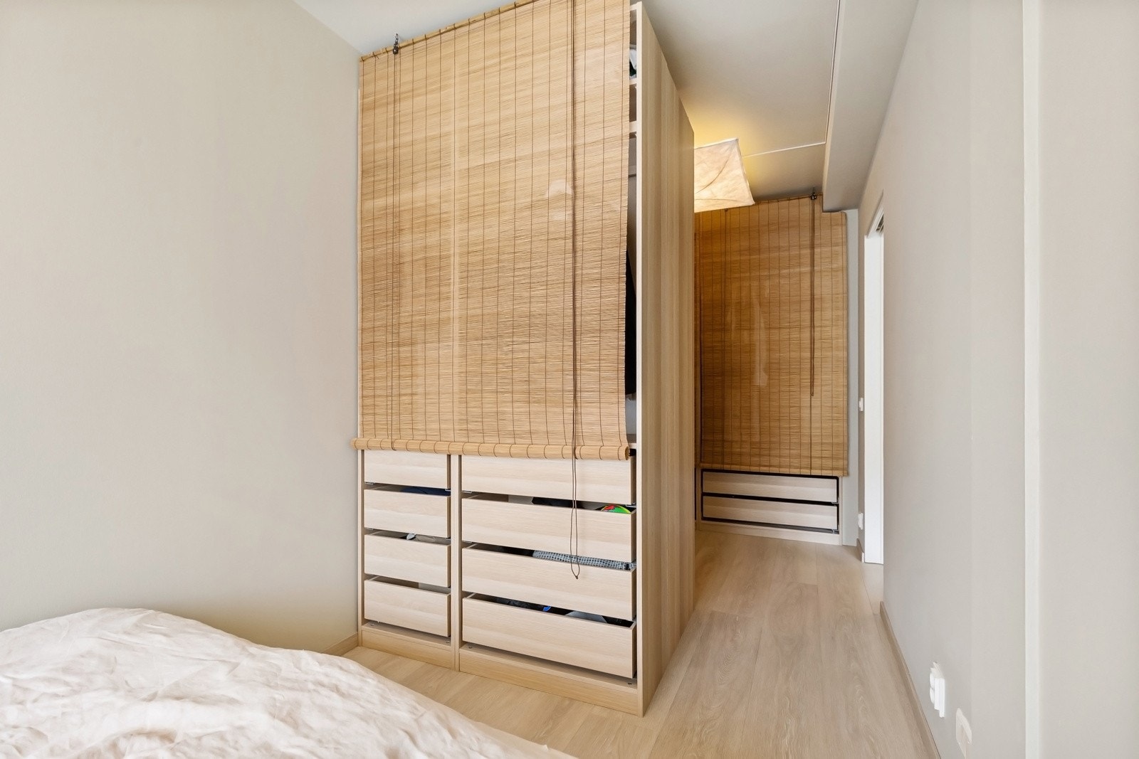 Her er det etablert en stor walk-in garderobe som gir rikelig med oppbevaringsplass Galleribilde