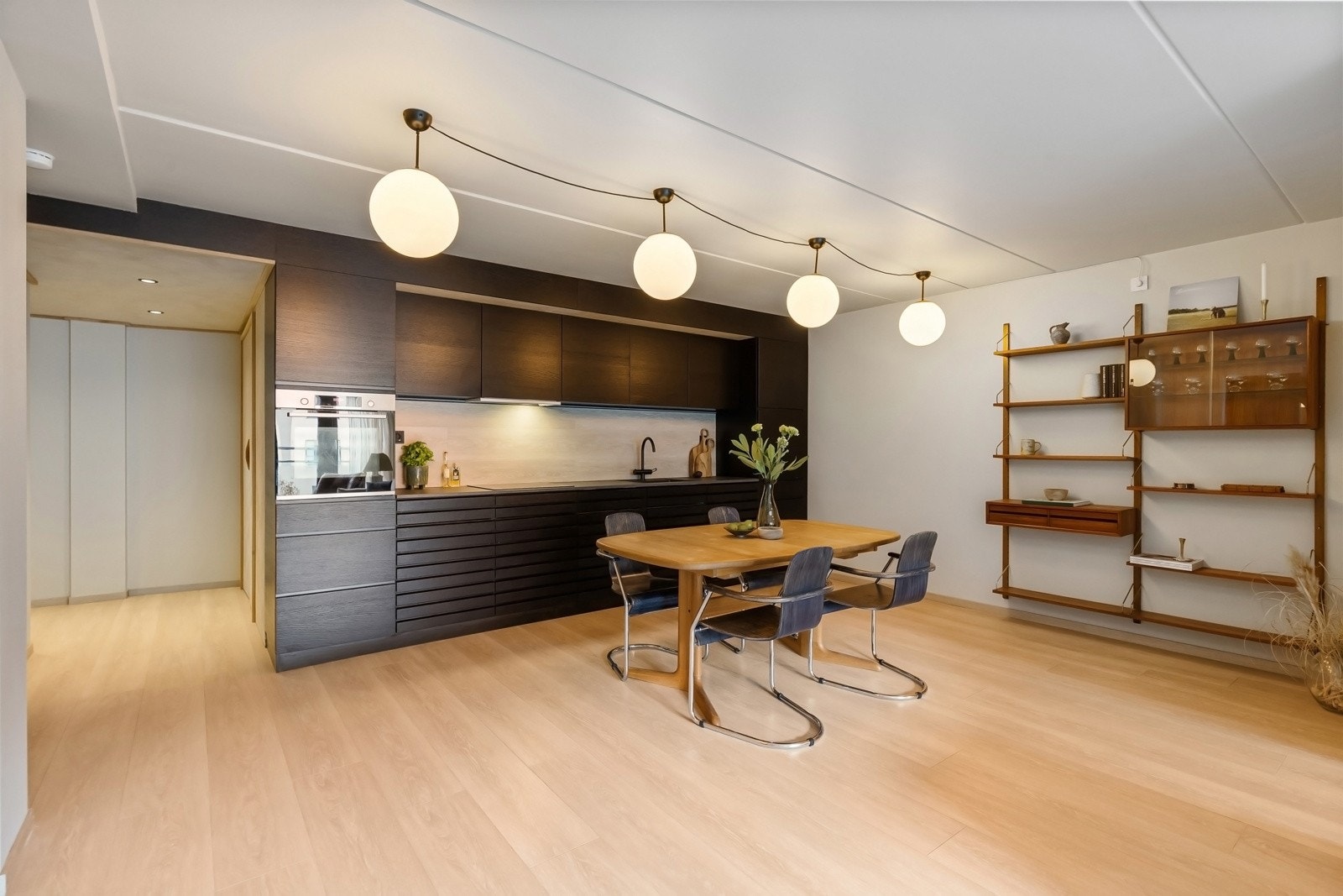 Godt med oppbevaring i skap og kraftig benkeplate med underlimt stålkum, ettgreps blandebatteri og induksjonstopp Galleribilde