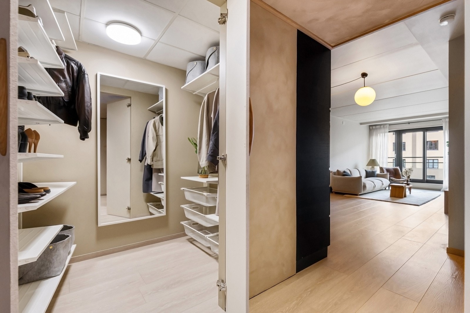 Her er det adkomst til stor garderobe med mye plass for ytterklær, sko og diverse Galleribilde