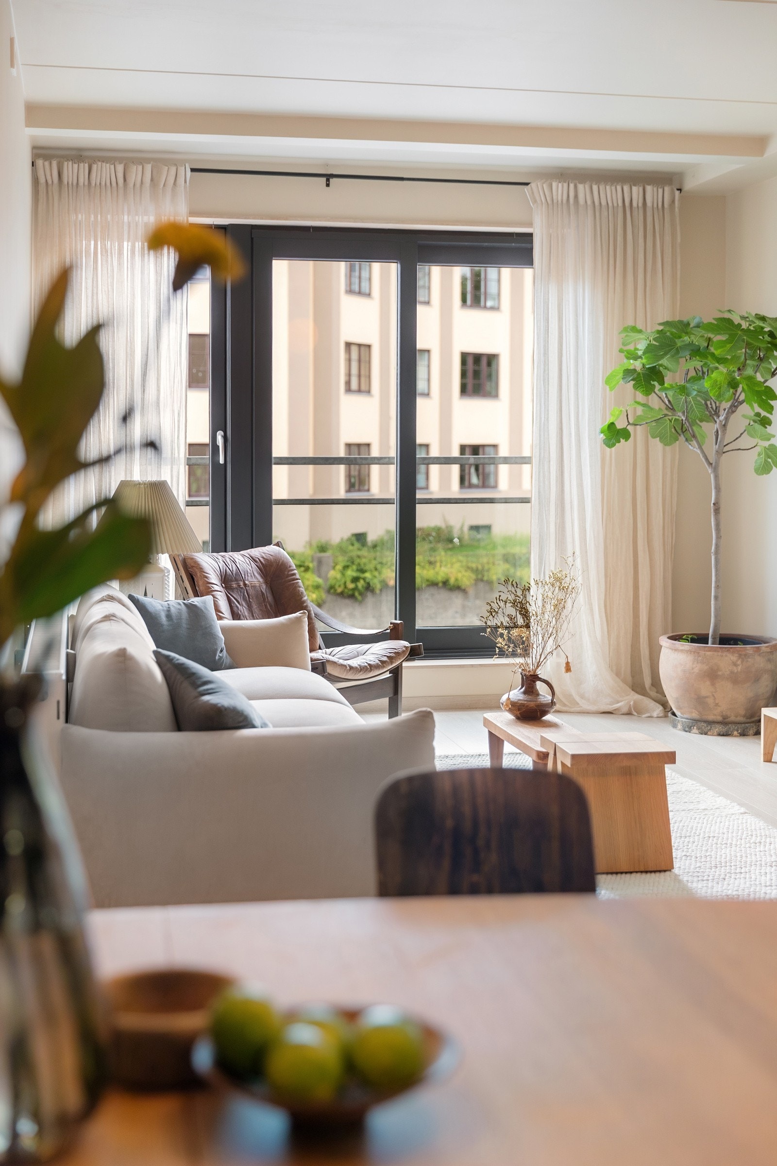 Store vindusflater med fransk balkong slipper inn rikelig med lys og skaper en åpen og lys atmosfære Galleribilde