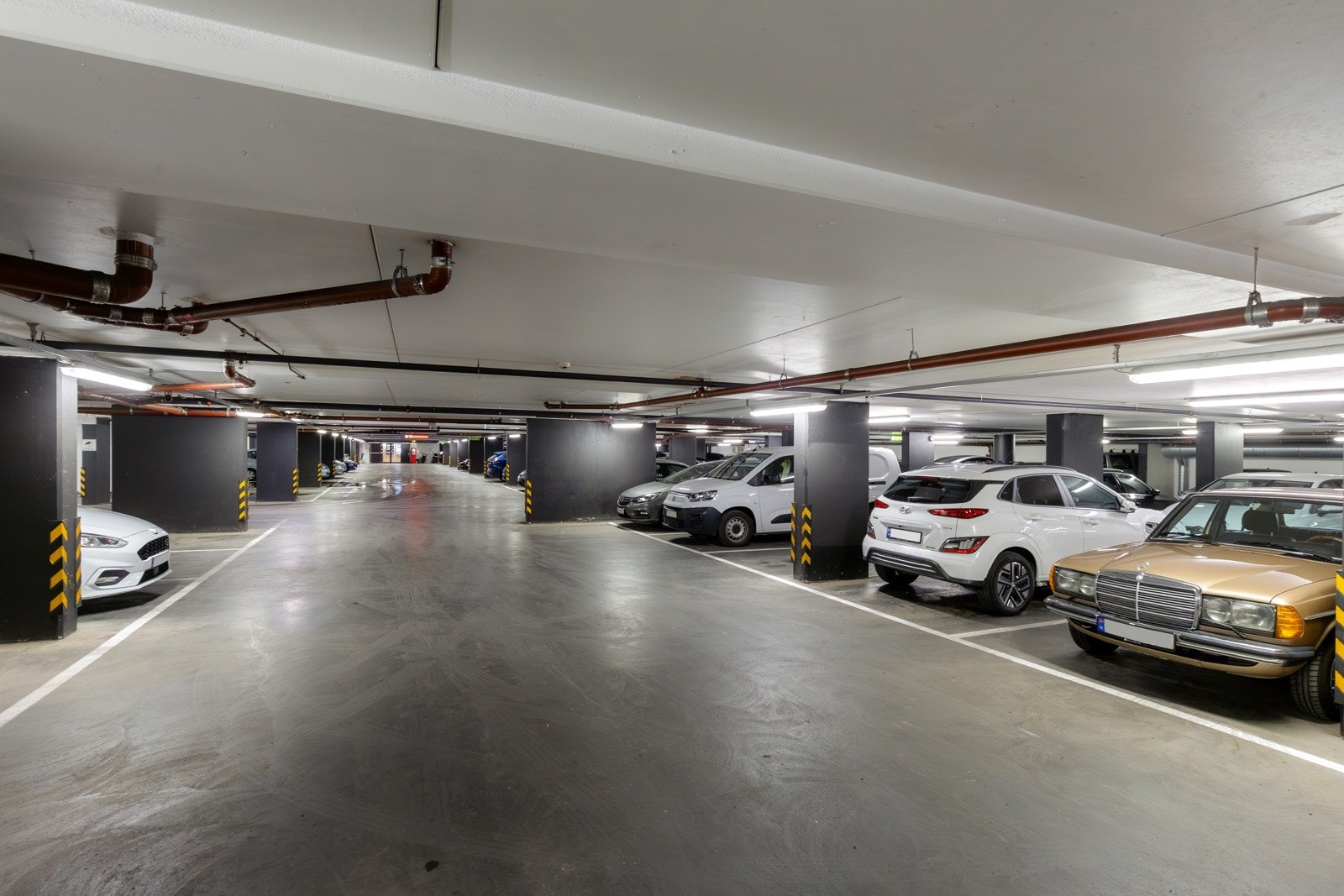 I kjelleren er det muligheter for garasjeeleie Galleribilde