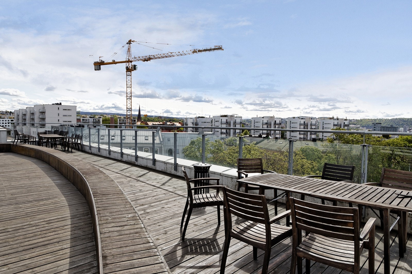 Med gode solforhold og flere sittegrupper er dette en perfekt sosial plass på sommerhalvåret Galleribilde