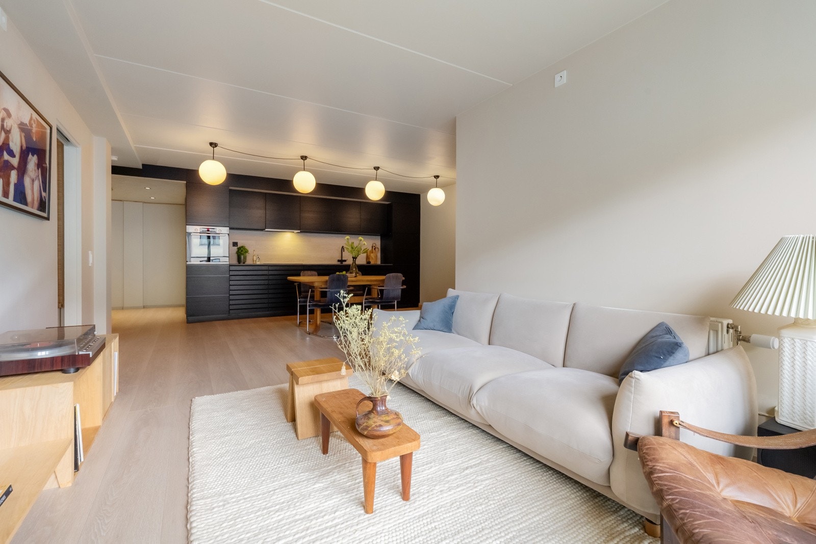 Fra stuen har en adkomst til begge soverom, på hver side av stuen Galleribilde