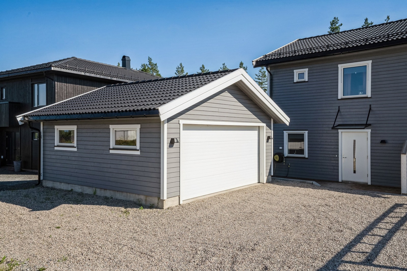 Dobbelgarasje og forside av huset Galleribilde