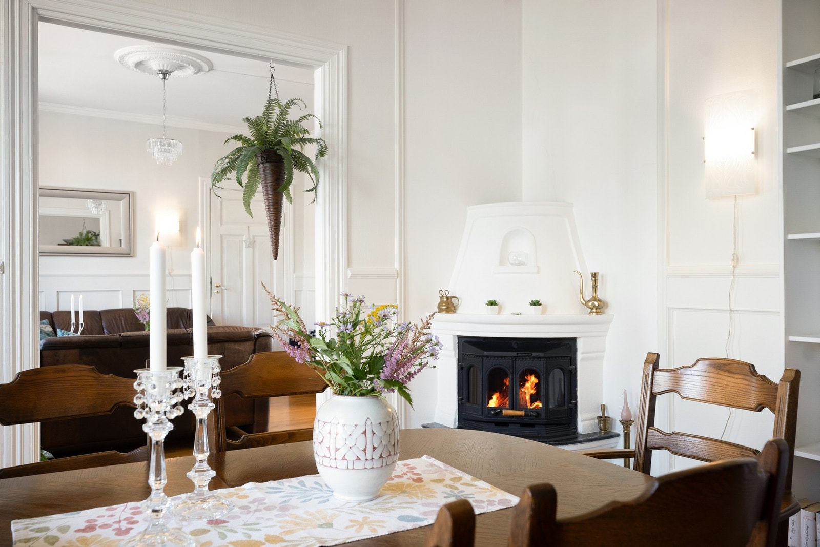 Boligen har tre tilstøtende stuer i direkte tilknytning, noe som bidrar til ekstra fleksibilitet og meget god møbleringsfrihet. Galleribilde