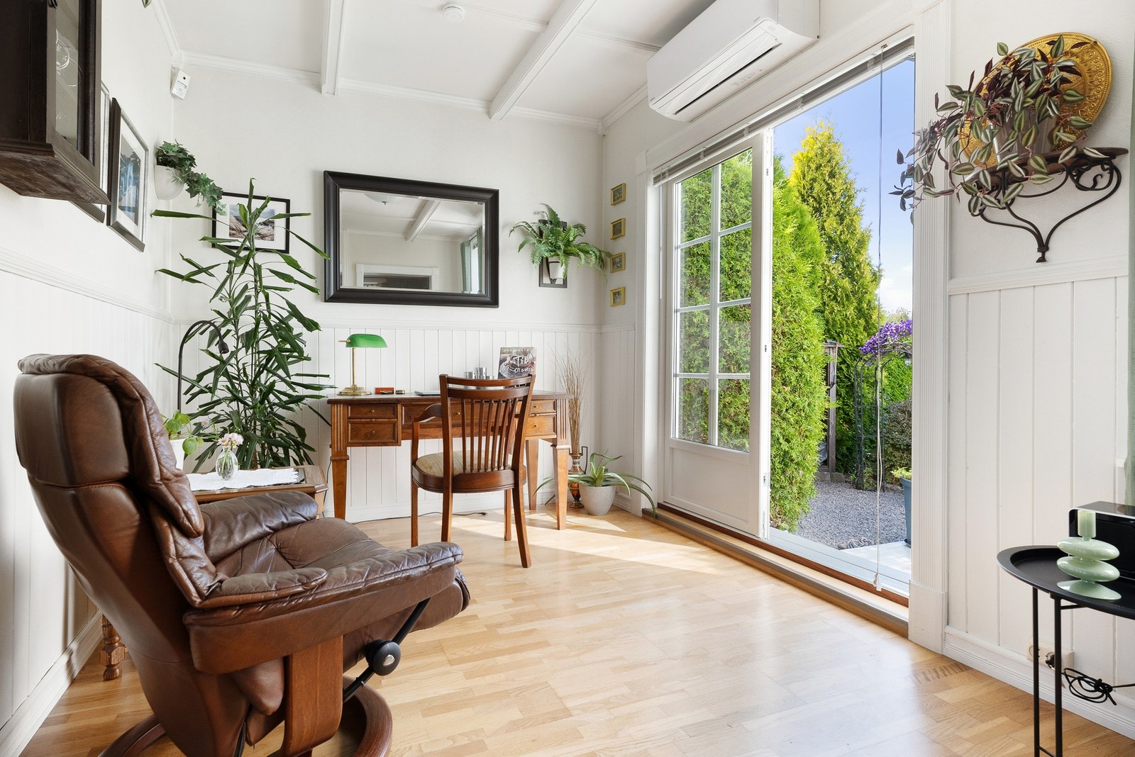 I den siste stuen er det utgang til hagen, og den fine verandaen ved inngangen. Galleribilde